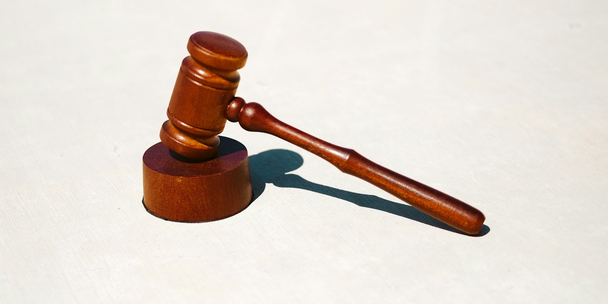 Mazo de juez sobre una mesa — oposiciones de Auxilio Judicial