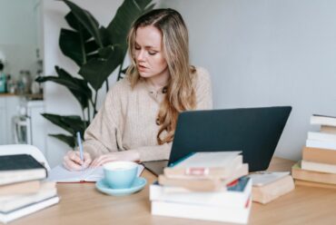 Oposiciones de auxiliar administrativo en Salamanca: cuál elegir
